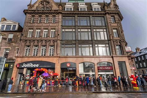 jollibee glasgow|Jollibee opens branch in Glasgow, Scotland .